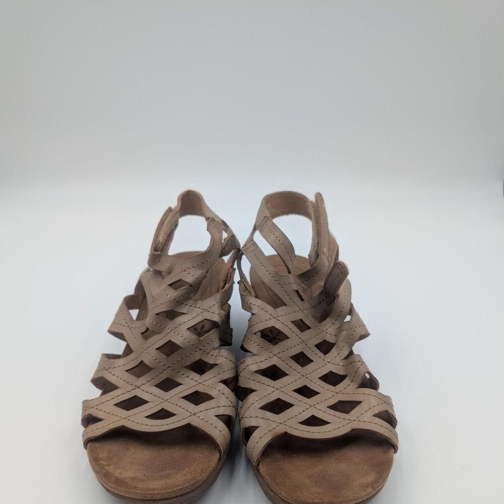 Baretraps Women's Brown and Tan Sandals